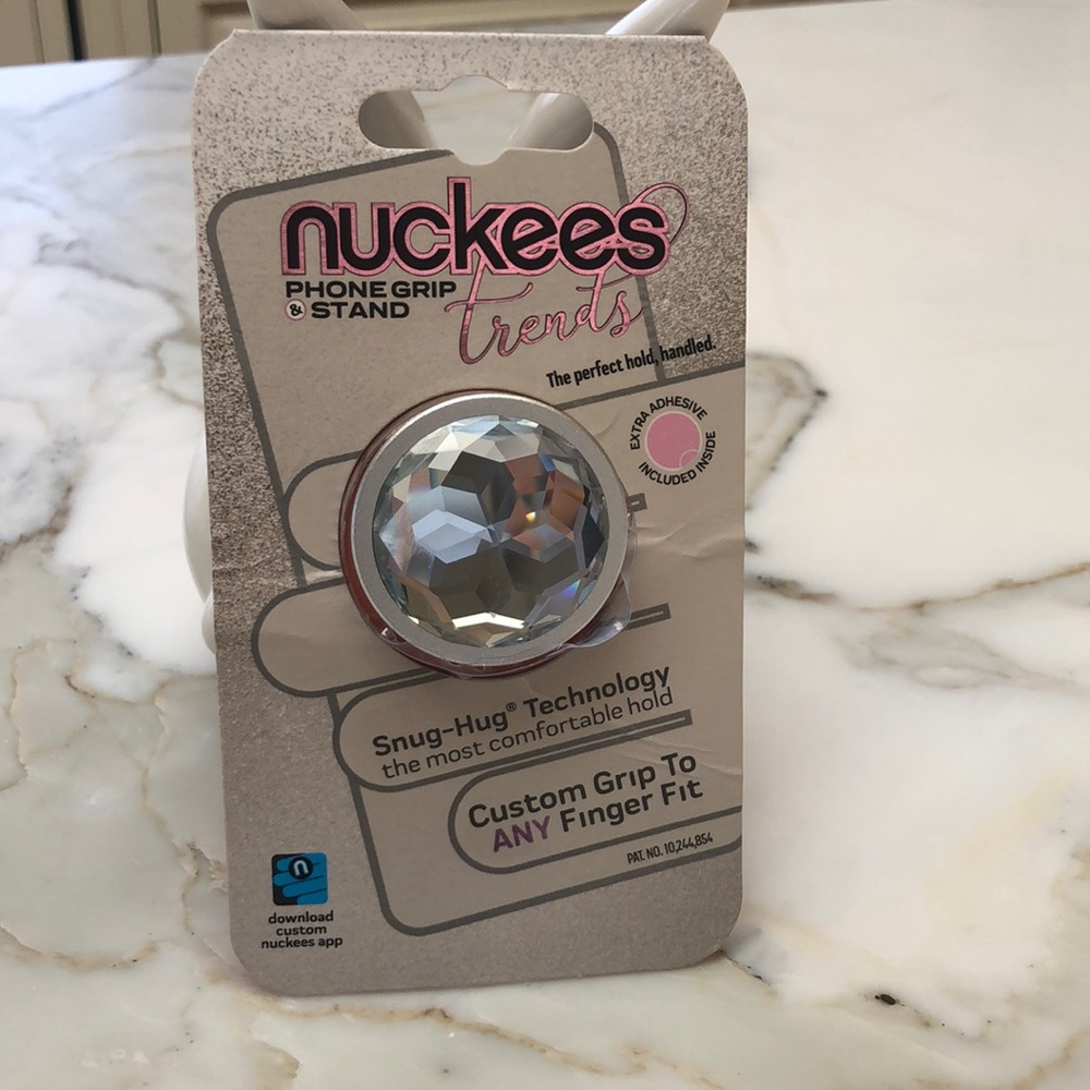 BRAND NEW IN PACKAGE SPARKLING CRYSTAL PHONE GRIP/STAND 💎💎